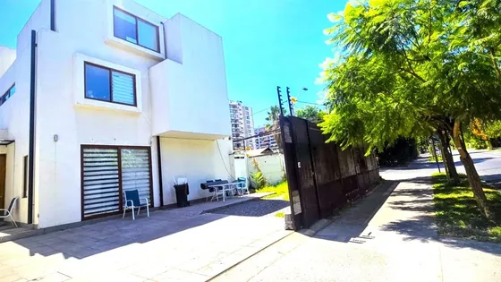 Casa En Venta De 3 Dorm. En Las Condes
