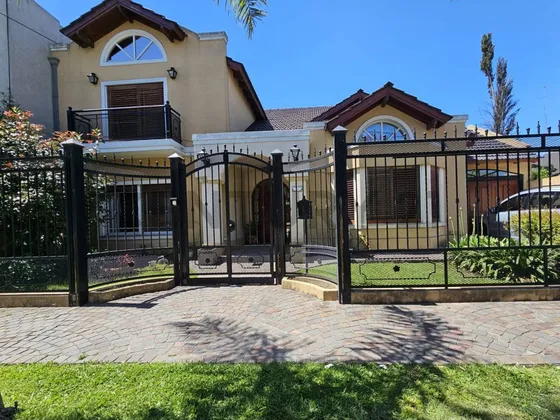 Venta Casa 5 Ambientes Ituzaingo Con Pileta