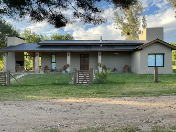 Casa En Venta - 2 Dormitorios 2 Baños - Cochera - 1.200mts2 - Villa Rumipal