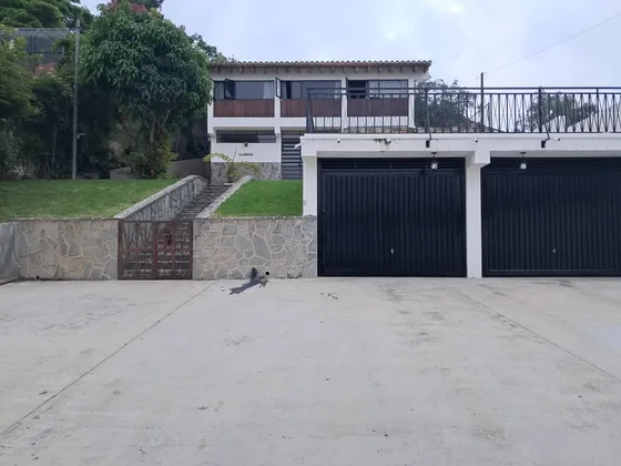 Casa Con Anexo A Remodelar Para Uso Residencial O Comercial Al Lado De Frango´s Restaurat Y Frenta Al C.c. La  Cascada