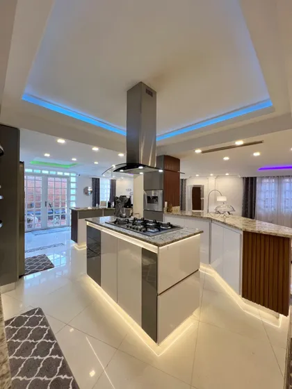 Casa En Venta Buenaventura Res. Doral. 242 Mts2. Totalmente Remodelada. Esquina. Estacionamiento Techado. 