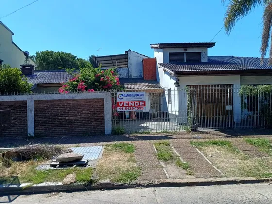 Casa Estilo Chalet De 3 Ambientes Con Quincho Y Garaje Ubicada En San Justo, Partido De La Matanza.