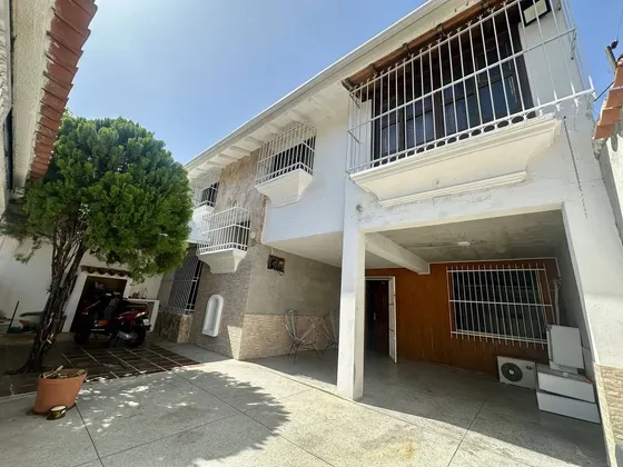 Se Vende Casa En Los Sauces Valencia Cerca De La Av. Bolívar Norte