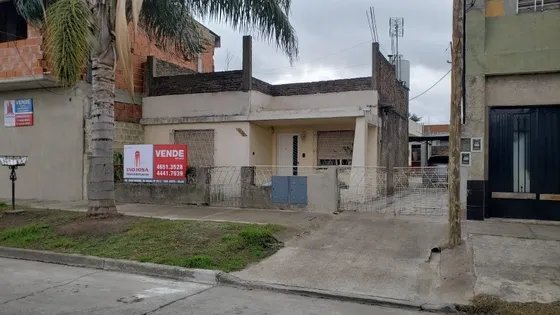 Casa Multifamiliar De 3 Viviendas En Muy Buena Zona Y Excelente Ubicación En El Punto Medio De Cualquier Destino Permuta