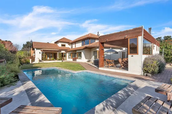 Excelente Casa De Estilo Colonial En Bosques De Montemar 
