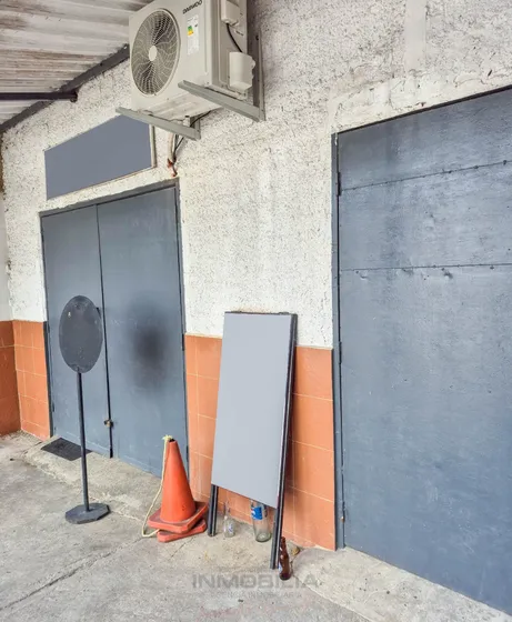 Bajón 600 Mt2 Galpón Comercial El Cementerio 4 Depósitos , 3 Locales Comerciales