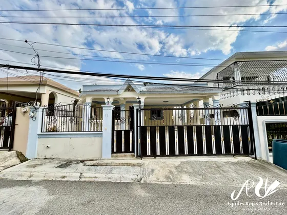 Hermosa Casa En La Urbanización Vista Linda