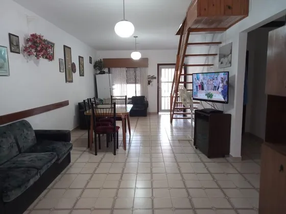 Casa En Venta - 4 Dormitorios 2 Baños - 150mts2  - Mar Del Tuyu