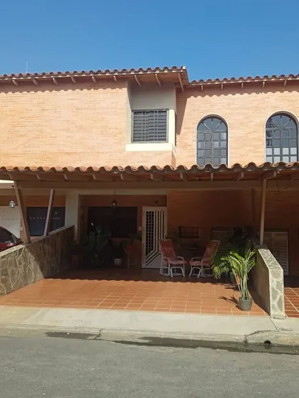 Hermoso Townhouse De 2 Niveles En El  Conjunto Residencial Los Faroles  (municipio San Diego, Al Lado De Las Residencias Las Aves)