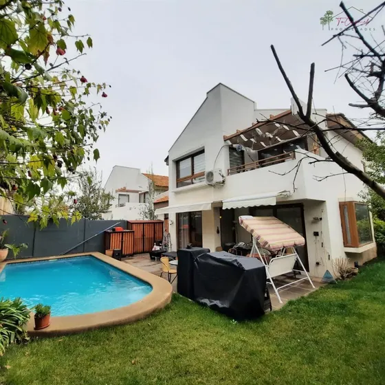 Casa En Venta De 5d/3b+servicios En Condominio Peñalolén