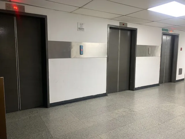 Alquiler De Oficina En Urbanizacion Los Cortijos En La Calle Los Laboratorios