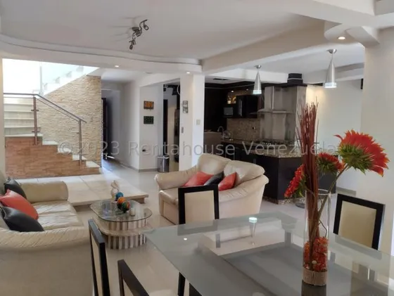 Diana C Vende Espectacular Townhouse, Piscina, Area Social, Hermosos Espacios, En Mañongo Naguanagua Rc-dc 24-12612