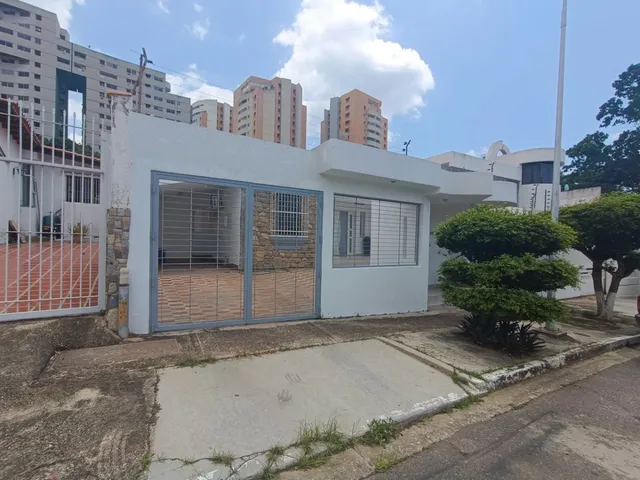Hermosa Casa En Urb. El Parral  Calle Cerrada Con Poco Tiempo De Remodelación 