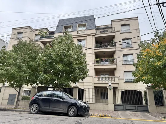 Departamento De 4 Ambientes Semipiso De Categoría En El Centro De Castelar
