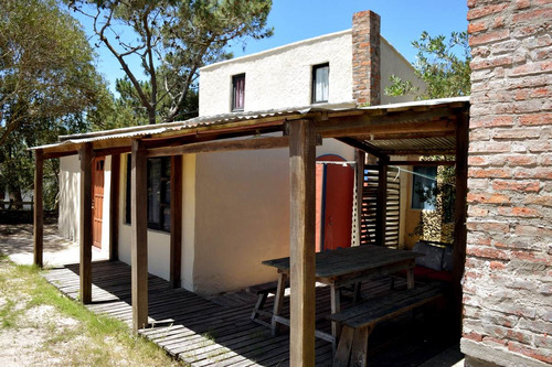 Casa En Valizas, 3 Dormitorios A 2 Cuadras De La Playa