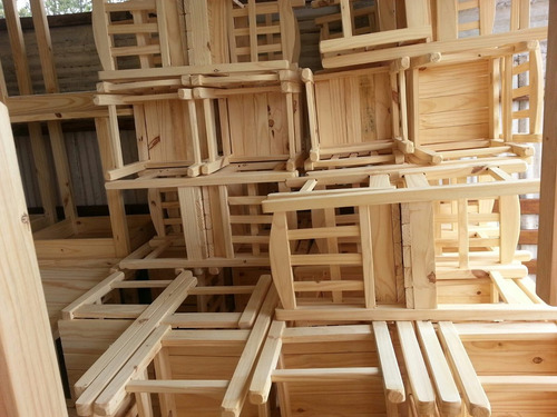 Sillas De Madera Para Bares Pizzerias Boliches Hay Stock