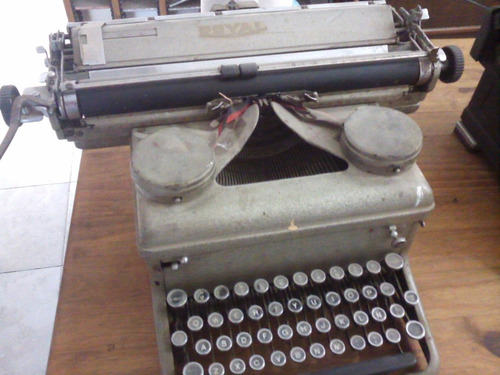 Antigua Maquina De Escribir Royal En Funcionamiento