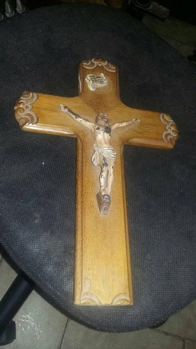 Crucifijo De Madera Con Cristo De Metal Esmaltado 