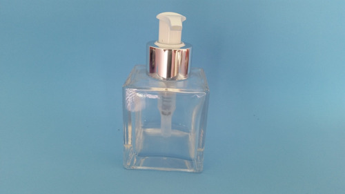 Imagem 2 de 3 de 10 Frascos Cubo De 100ml C/ Válvula Luxo Para Saboneteira