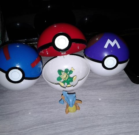 Pokebola Original + Miniatura Pokemon Brinquedo Envio Rápido