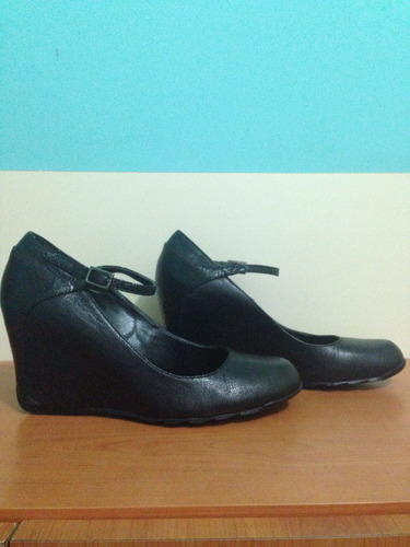 Zapatos Altos Kenneth Cole Para Damas. Color Negro. Talla37.