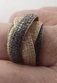 Maravilhoso Anel Com Diamantes Brancos E Negros Ouro 18k750