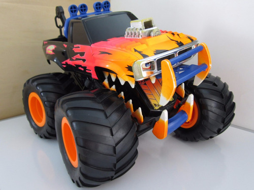 Brutus: El Guardián - Carro Monster Truck Hot Wheels - 90