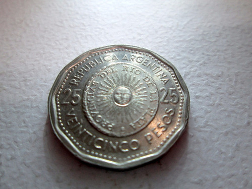 Argentina Primera Moneda Patria 25 Pesos 1967 Escudo Boedo (Usado)