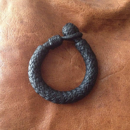 Pulsera De Piel De 16 Tiras Con Forro Y Manzana Retejida