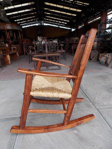 Imagen 4 de 6 de Banca Mecedora Balancin De Madera Y Tule. Estilo Antiguo.