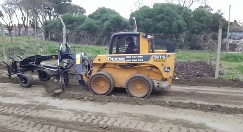 Imagen 3 de 6 de Motoniveladora En Minicargador, Nivelación Terrenos, Caminos