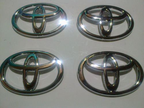 Insignia Emblema De Parrilla Toyota Hilux Modelo Nuevo