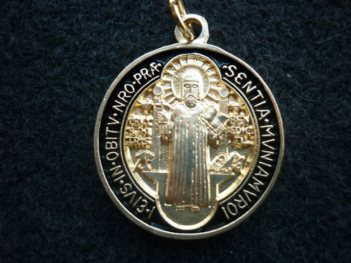 Medalla De San Benito En Chapa De Oro - Fondo Negro 