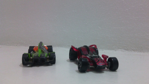 Lote X 2 Hot Weels Candy 2001 Y Vulture Roadster 2000 .1/64
