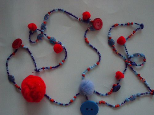 Vistosos Y Originales Collares, Hechos Con Borlas Y Botones