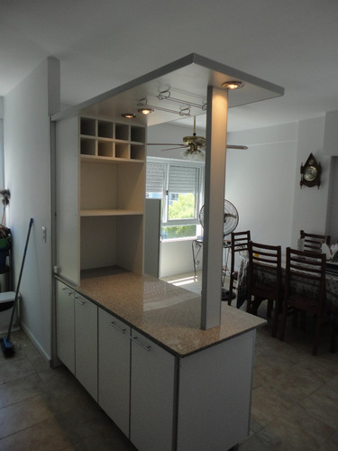 Desayunador, Mesada De Granito, Puertas Vidriadas, Copero