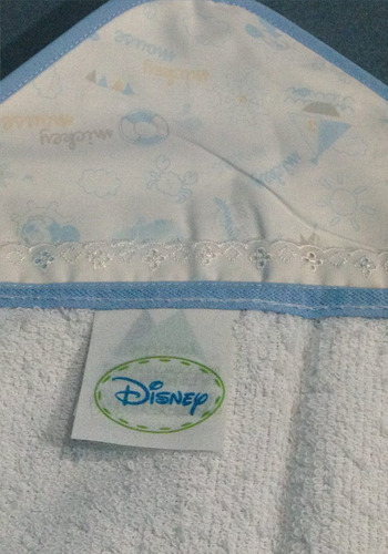 Imagem 2 de 6 de Kit Banho Bebê 2 Peças Linha Bordada Mickey Disney Toalha