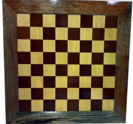 JOGO DE XADREZ em madeira, tabuleiro mede 40 x 40cm.