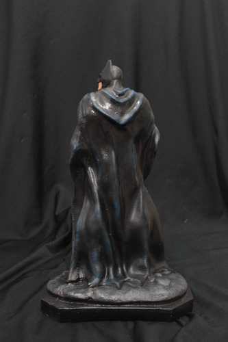 Batman Escultura Em Resina 30cm