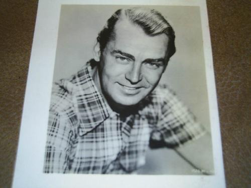 Fotografía Pequeña De Alan Ladd Sonriendo En Blanco Y Negro.