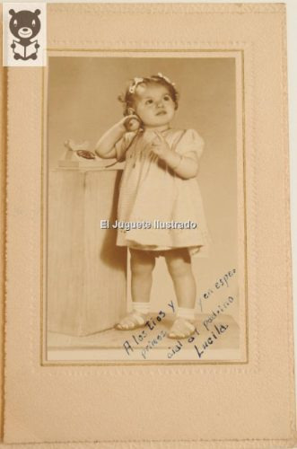 Foto Antigua Portafoto Niña Con Telefono Juguete