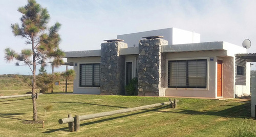 Imagen 1 de 9 de Punta Negra / Piriapolis - Linda Casa A Pasos Del Mar