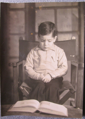 Foto Antigua De Niño Leyendo Un Libro