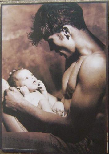 Poster De Un Hombre Con Un Bebe - 31 X 43 Cm