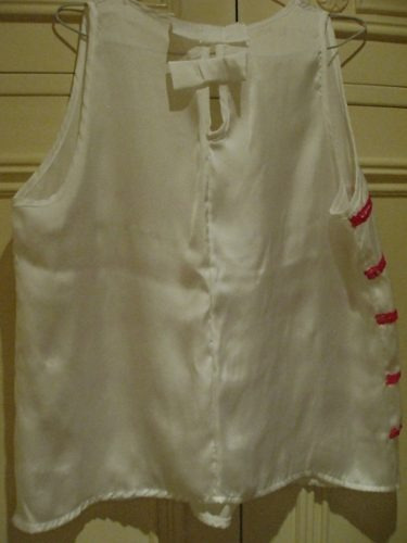 Musculosa De Seda Blanca Con Aplicacion De Lentejuelas