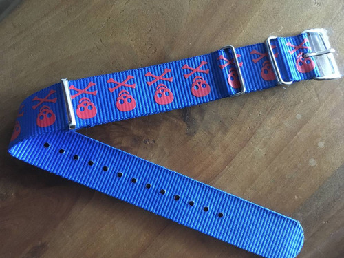 Correa Nato Para Reloj, Azulina Con Calaveras Rojas, 20mm