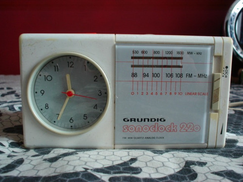 blanco Grundig Radio despertador GKL0353 