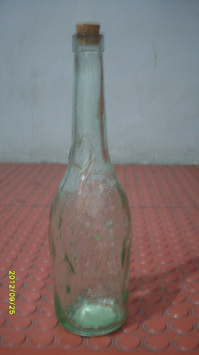 Botella De Vidrio Transparente Con Hojas Y Uvas En Relieve
