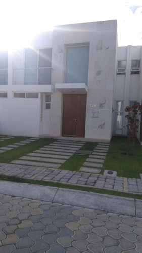 Imagen 1 de 9 de Hermosa Casa En Renta En Lomas De Angelopolis