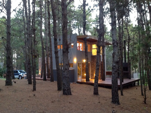 Imagen 2 de 15 de Bosque De Mar Azul - Hermosa Casa De Diseño En El Corazón Del Bosque De Mar Azul